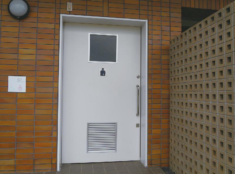 グラウンド前のバリアフリートイレ ドア