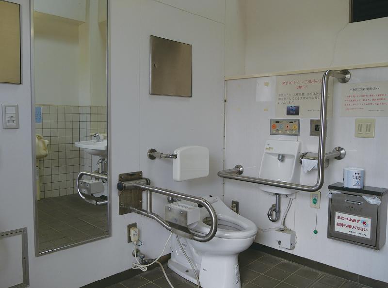 グラウンド前のバリアフリートイレ