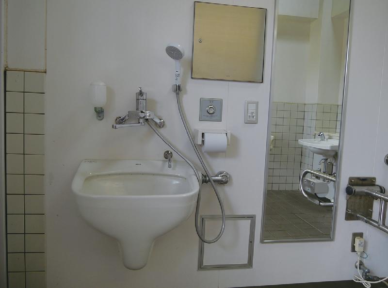 グラウンド前のバリアフリートイレ オストメイト対応設備