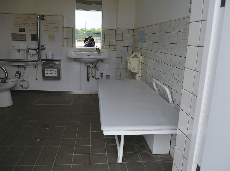 グラウンド前のバリアフリートイレ ユニバーサルシート