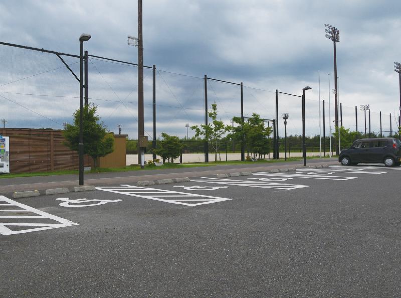 グラウンド前の思いやり駐車場