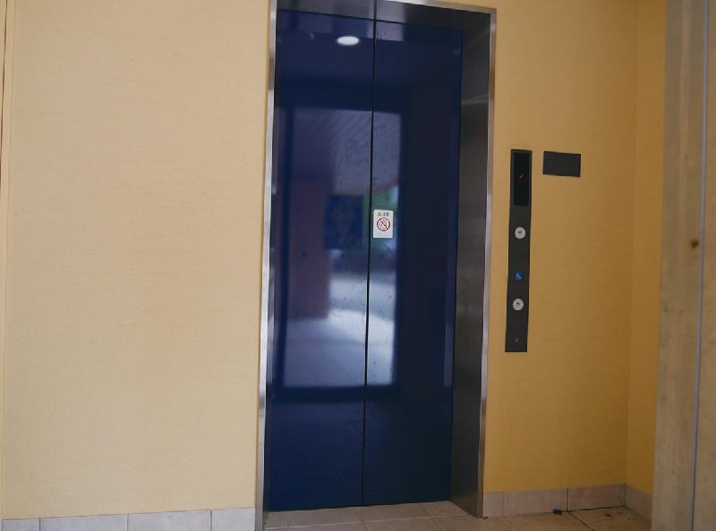 陸上競技場へのエレベーター