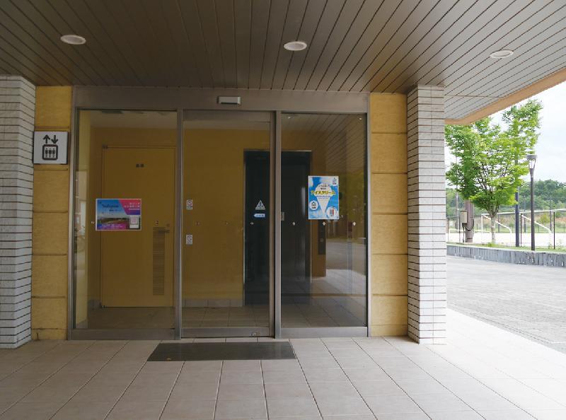陸上競技場へのエレベーター 入口