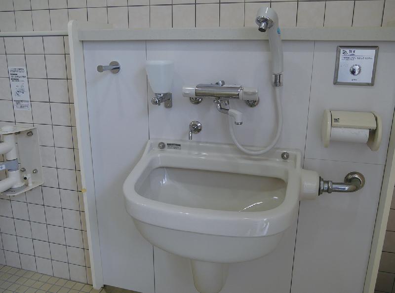 陸上競技場2階のバリアフリートイレ オストメイト対応設備