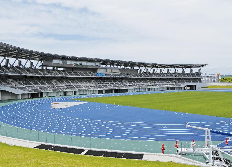 平和堂HATOスタジアムは、「コンパクトな競技場」「歴史景観に配慮した競技場」「周囲を自由に回遊できる」「環境負荷の縮減を図る」「安全で安心な競技場」 という5つのコンセプトを軸に設計されています。
彦根城の世界遺産登録に向けた取組や防災機能の強化等に配慮した建物形状、競技者の使い易さや構造安全性、環境負荷縮減への配慮等、滋賀県のスポーツの拠点として建設された競技場です。
